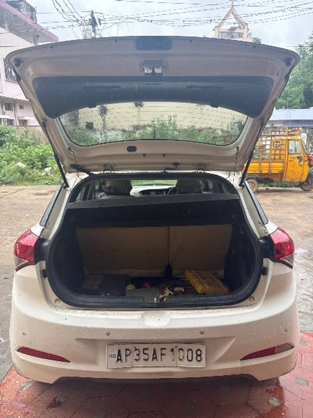 https://images10.gaadi.com/usedgaadi-sellcar/UsedCar/f523b4ffa/b9fb59e4-0d82-4252-8dc2-d62b95fa8daa.jpg?imwidth=6401