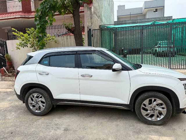 https://images10.gaadi.com/usedgaadi-sellcar/UsedCar/f5251321a/3386358b-9493-4d1b-9398-4cef061827af.jpeg?imwidth=6401