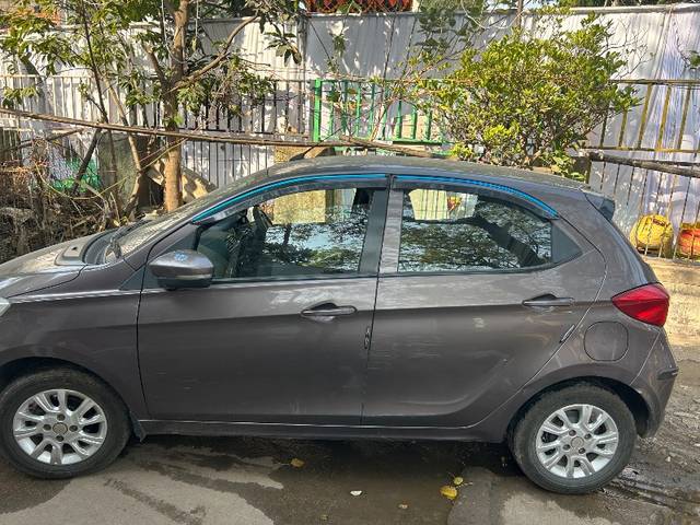 https://images10.gaadi.com/usedgaadi-sellcar/UsedCar/f52563dca/ae8e2bb8-ad9a-4f90-8598-553253aef3a0.jpeg?imwidth=6401