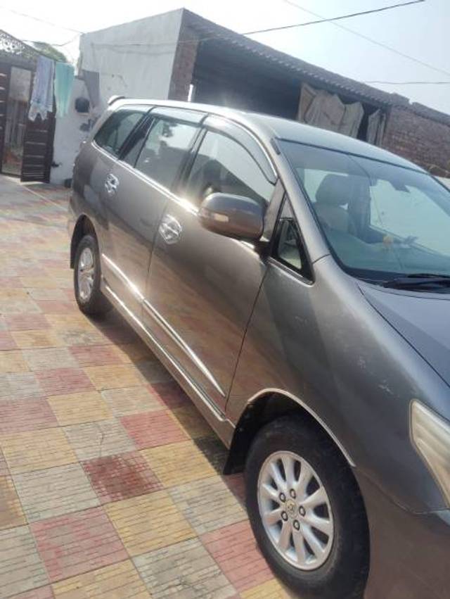 https://images10.gaadi.com/usedgaadi-sellcar/UsedCar/f525f74ca/117330ed-9aa4-4b5f-b53d-889eca7321dc.jpg?imwidth=6400