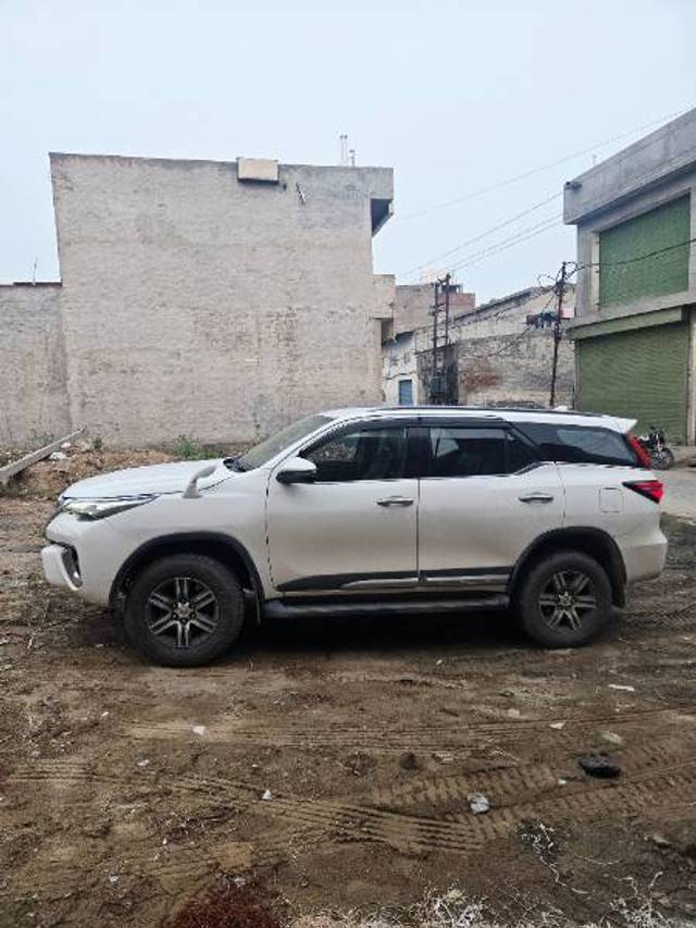 https://images10.gaadi.com/usedgaadi-sellcar/UsedCar/f5270975a/9542d2f9-cba4-44c6-bdd4-93874b1e7d2f.jpg?imwidth=6402