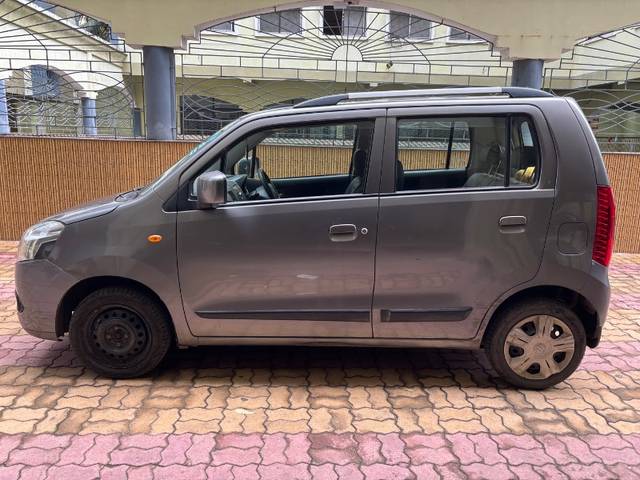 https://images10.gaadi.com/usedgaadi-sellcar/UsedCar/f527239fa/749a5e53-09ae-4e57-978c-b4fe85c55bb9.jpeg?imwidth=6402