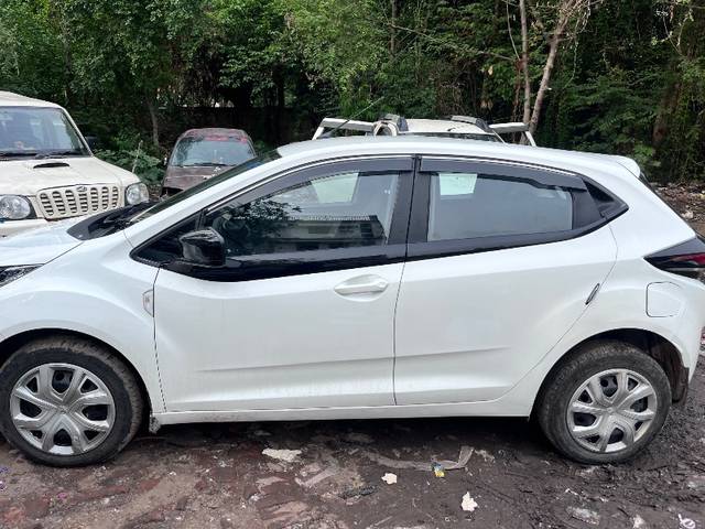 https://images10.gaadi.com/usedgaadi-sellcar/UsedCar/f5273216a/2bfd748d-6623-4342-b257-10754c5d2d16.jpeg?imwidth=6402