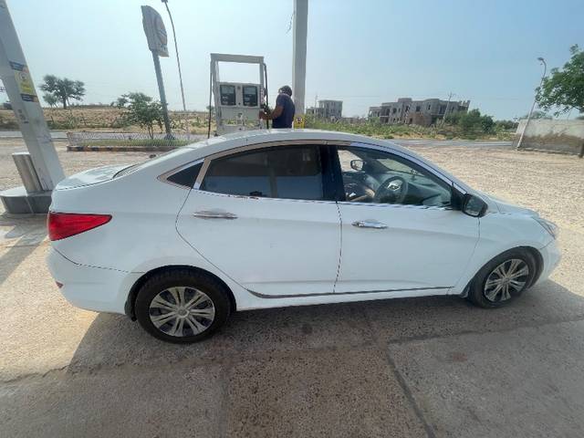 https://images10.gaadi.com/usedgaadi-sellcar/UsedCar/f527e3eca/49b6ac3f-42a1-406c-8255-9102342fc58d.jpeg?imwidth=6400