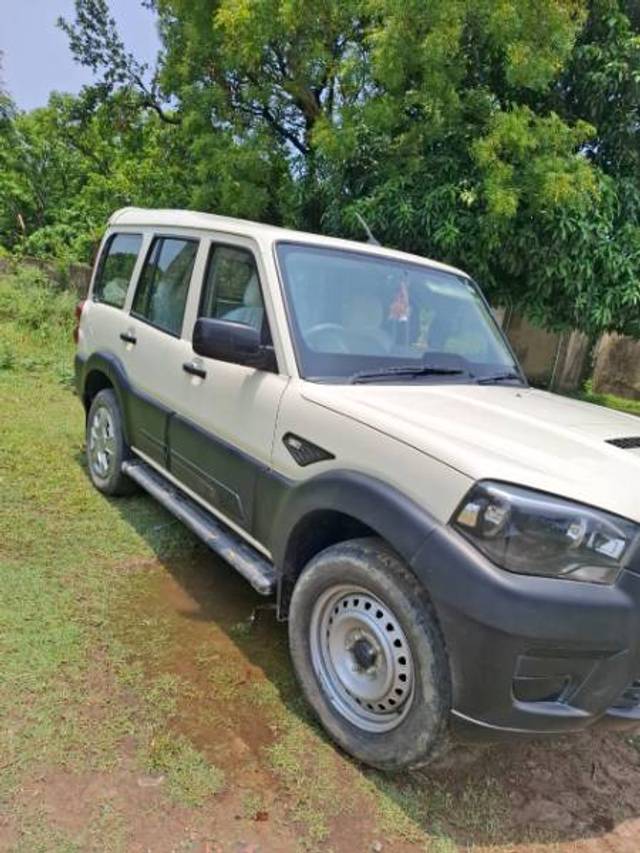 https://images10.gaadi.com/usedgaadi-sellcar/UsedCar/f5291e12a/ad2758d9-9652-4c46-a8f5-7d21af3f875d.jpg?imwidth=6400