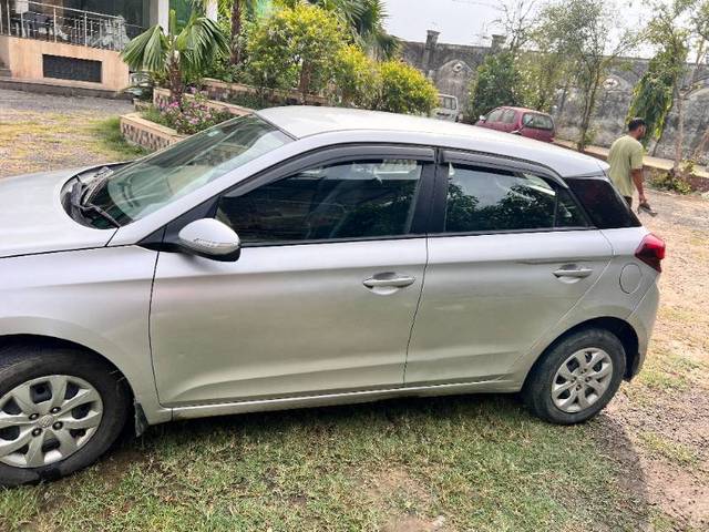 https://images10.gaadi.com/usedgaadi-sellcar/UsedCar/f5294144a/df431d7e-b74e-499b-b0f0-ff5b1db00ac6.jpg?imwidth=6401