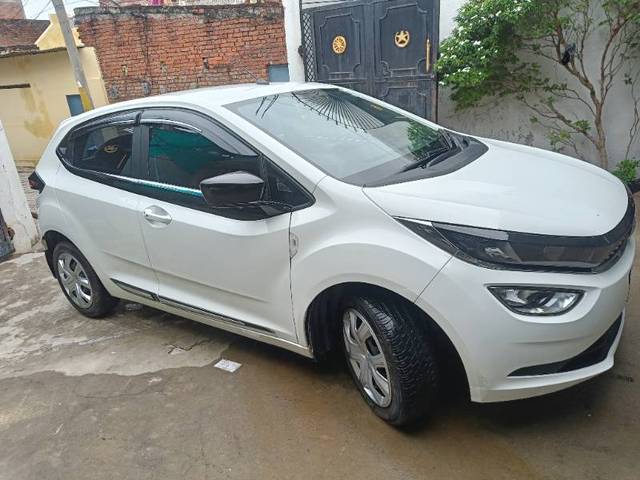 https://images10.gaadi.com/usedgaadi-sellcar/UsedCar/f529e9f2a/aa6721f3-3daa-4345-809d-d31d314f7d60.jpg?imwidth=6400