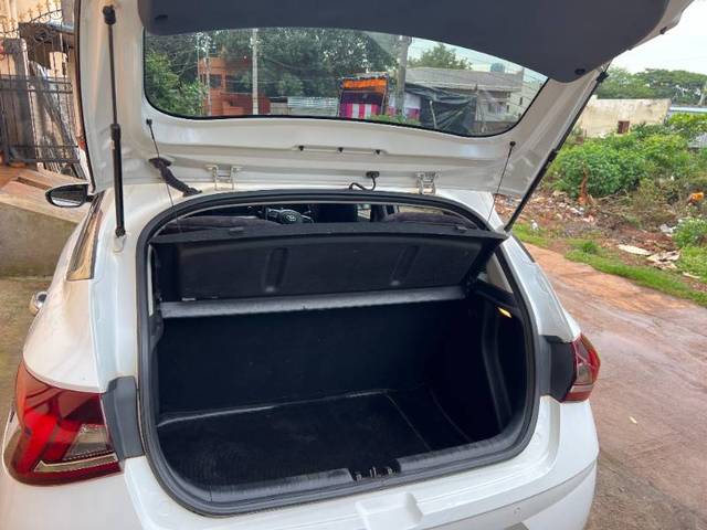 https://images10.gaadi.com/usedgaadi-sellcar/UsedCar/f52a5693a/549e474b-df9c-481e-9a2f-0fdeee31677b.jpg?imwidth=6401