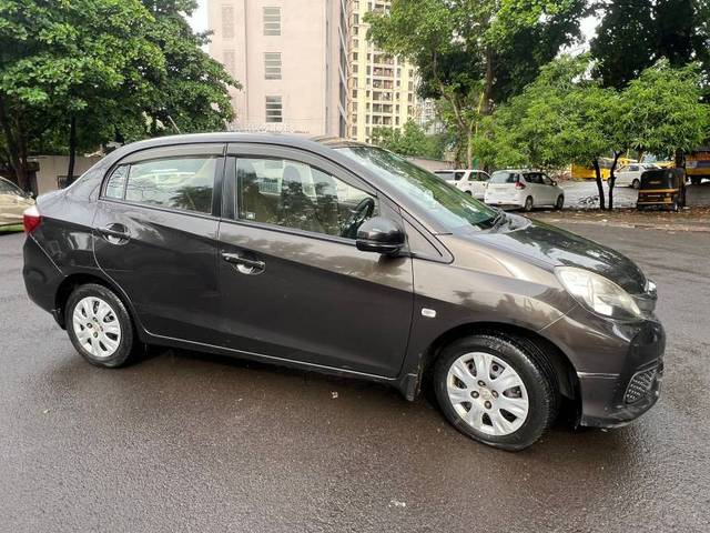 https://images10.gaadi.com/usedgaadi-sellcar/UsedCar/f52a9ed9a/876f2b15-7cdf-4928-bd73-a9f7ba02d93a.jpg?imwidth=6400