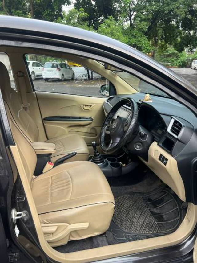 https://images10.gaadi.com/usedgaadi-sellcar/UsedCar/f52a9ed9a/b63031f5-a476-4825-8cbe-786bce9af5ba.jpg?imwidth=6402