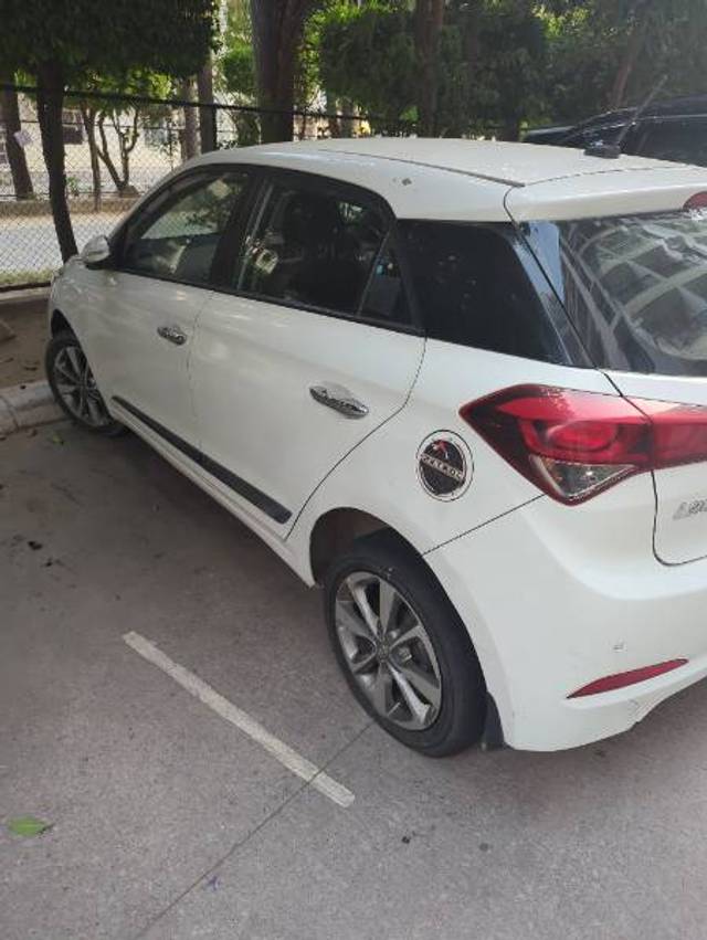 https://images10.gaadi.com/usedgaadi-sellcar/UsedCar/f52d666aa/a0c84aec-3083-41b2-b8ff-eab7bd7ac238.jpg?imwidth=6402
