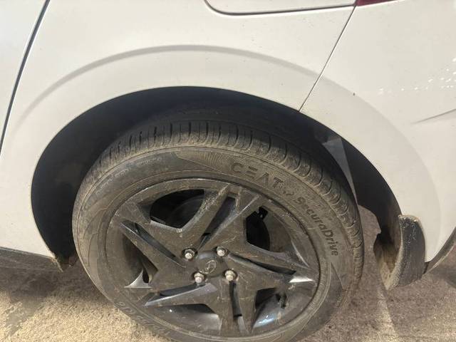 https://images10.gaadi.com/usedgaadi-sellcar/UsedCar/f52e3087a/e437e8f4-88d8-434e-b551-d478ae9554b0.jpg?imwidth=6402