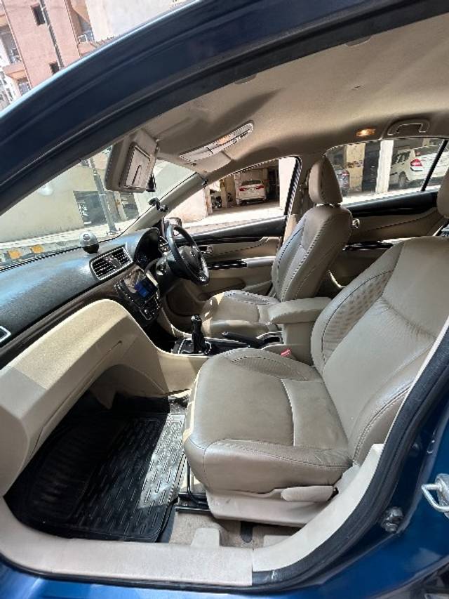 https://images10.gaadi.com/usedgaadi-sellcar/UsedCar/f53086bda/25f5297f-fa8a-40c1-8ca4-401ae53ef354.jpeg?imwidth=6402