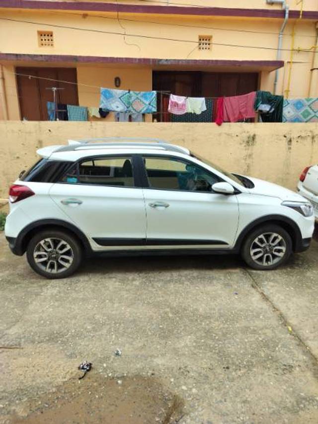 https://images10.gaadi.com/usedgaadi-sellcar/UsedCar/f53160cba/c6e24b76-438b-402e-9edb-8f709df1c0eb.jpg?imwidth=6401