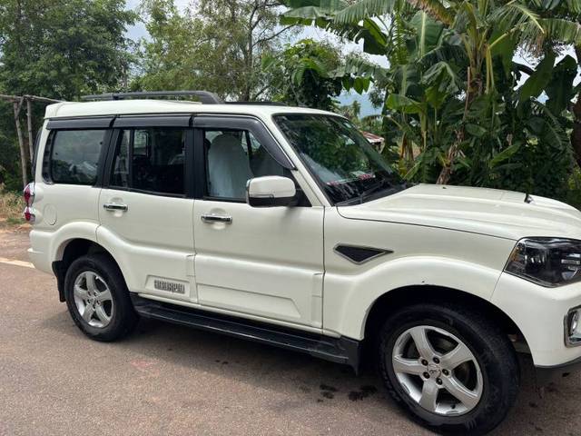 https://images10.gaadi.com/usedgaadi-sellcar/UsedCar/f53163f0a/03a18e63-9c97-4cc6-acc9-a06a093c592d.jpg?imwidth=6401