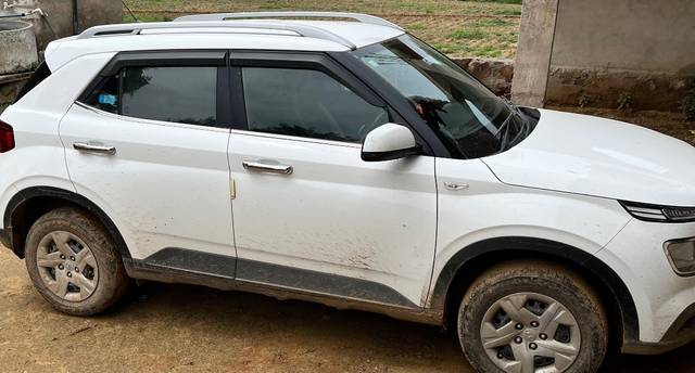 https://images10.gaadi.com/usedgaadi-sellcar/UsedCar/f53221bba/47f5ca05-d7da-4ed6-8de2-a43ab77e8334.jpeg?imwidth=6401