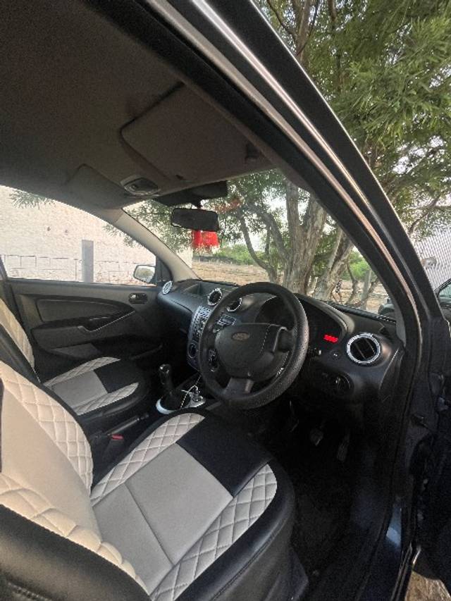 https://images10.gaadi.com/usedgaadi-sellcar/UsedCar/f532f54fa/f76b4d60-934a-4967-b557-1cfc9236c420.jpeg?imwidth=6402