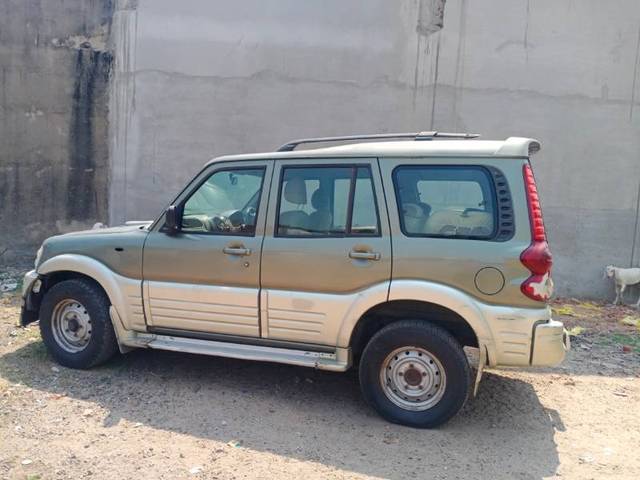 https://images10.gaadi.com/usedgaadi-sellcar/UsedCar/f53407a7a/d74042d1-f434-4217-8fb0-d83b975887a0.jpg?imwidth=6402
