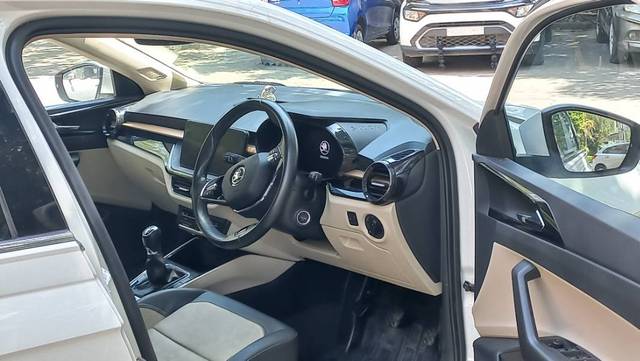 https://images10.gaadi.com/usedgaadi-sellcar/UsedCar/f534d0dea/04893d1e-32ae-4382-a339-c6d38582cd50.jpg?imwidth=6401