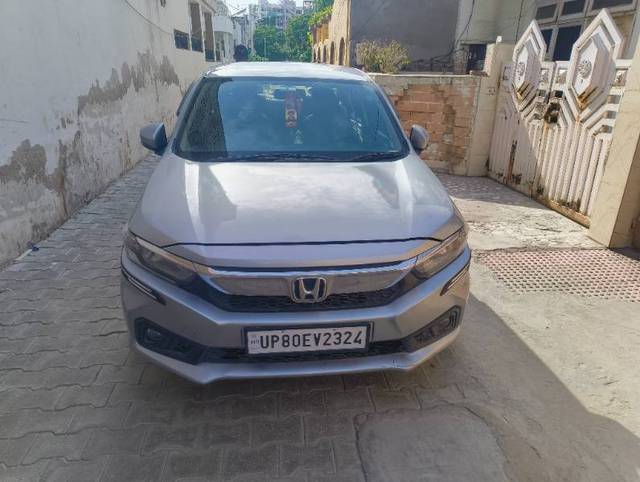 https://images10.gaadi.com/usedgaadi-sellcar/UsedCar/f5352d7aa/04529206-fc60-47d5-b83d-f0ad5b2d16e3.jpg?imwidth=6400