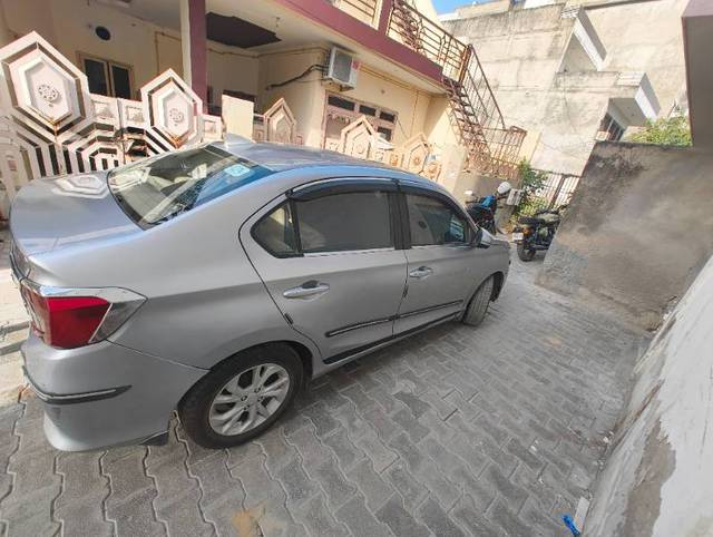 https://images10.gaadi.com/usedgaadi-sellcar/UsedCar/f5352d7aa/f022e5c7-c7d8-41d4-a6df-9b7de6d87041.jpg?imwidth=6402