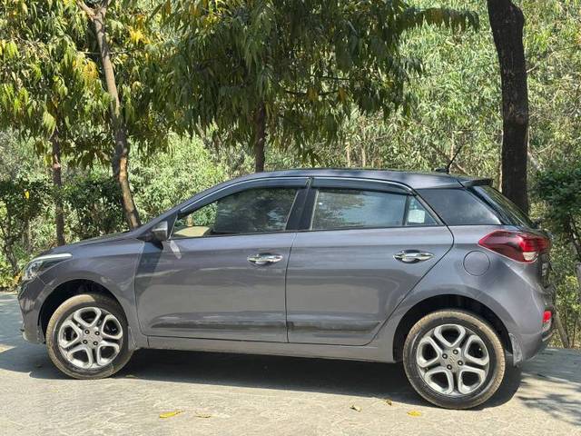 https://images10.gaadi.com/usedgaadi-sellcar/UsedCar/f5361746a/10330812-86bb-4387-b32a-04d3e06767f9.jpg?imwidth=6401