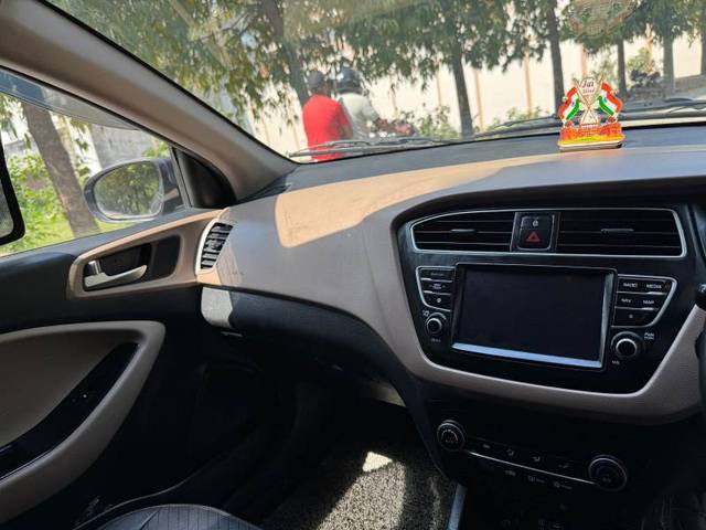 https://images10.gaadi.com/usedgaadi-sellcar/UsedCar/f5361746a/c268969c-dca7-4de8-9adc-22c6c3078f1d.jpg?imwidth=6402