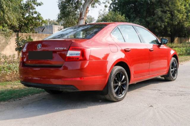 https://images10.gaadi.com/usedgaadi-sellcar/UsedCar/f536609fa/004dc362-b3d8-4544-bc3f-4c85ade9c94d.png?imwidth=6402