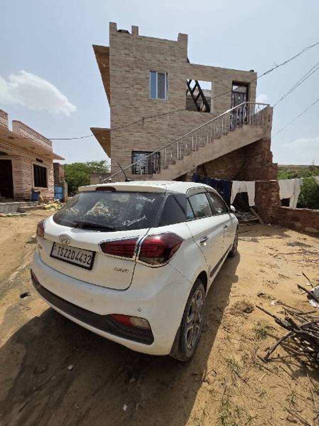 https://images10.gaadi.com/usedgaadi-sellcar/UsedCar/f5378497a/401f4125-0888-43be-94a7-ea663449d592.jpg?imwidth=6401