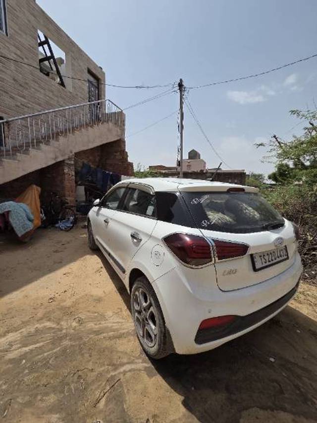 https://images10.gaadi.com/usedgaadi-sellcar/UsedCar/f5378497a/4885528a-6d7c-4aea-b4a0-97ed3044e253.jpg?imwidth=6402