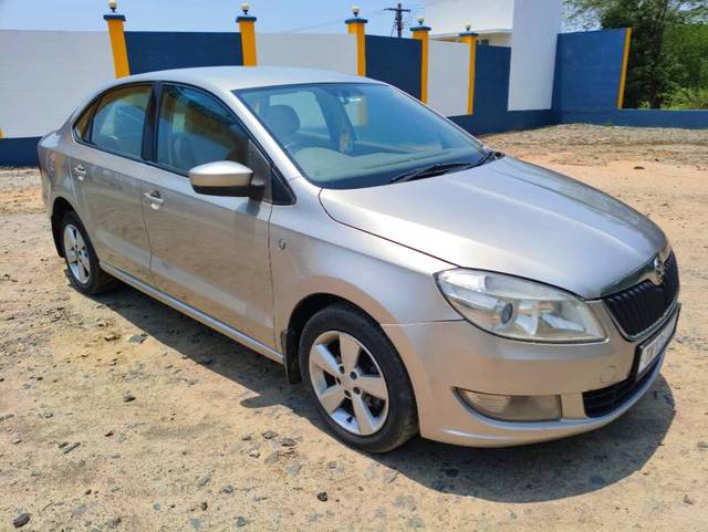 https://images10.gaadi.com/usedgaadi-sellcar/UsedCar/f53a318aa/53de5c4c-96c8-4acb-80f7-9cceac66420c.jpg?imwidth=6400
