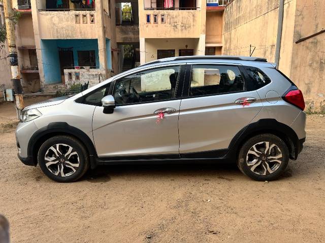 https://images10.gaadi.com/usedgaadi-sellcar/UsedCar/f53abee6a/11214fa3-2eb3-476c-beb2-90689275365f.jpeg?imwidth=6400