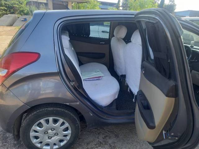 https://images10.gaadi.com/usedgaadi-sellcar/UsedCar/f53b1c8aa/38adc43e-3887-47bc-a883-02e9ed88bea6.jpg?imwidth=6402