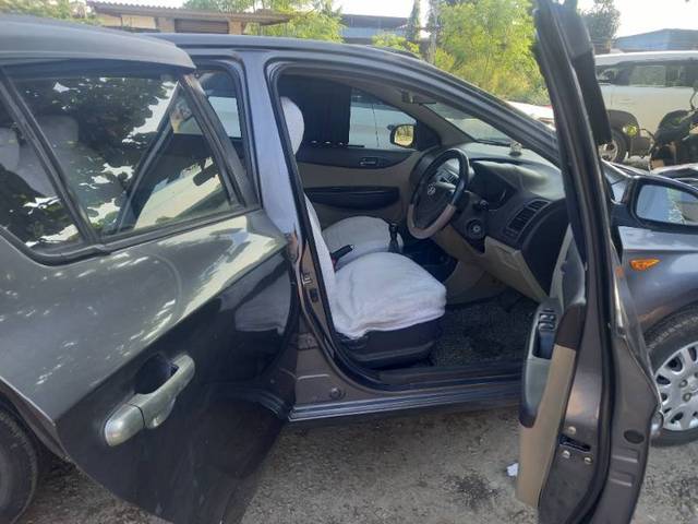 https://images10.gaadi.com/usedgaadi-sellcar/UsedCar/f53b1c8aa/718a925b-4438-47d3-9175-d013fb5d79de.jpg?imwidth=6401