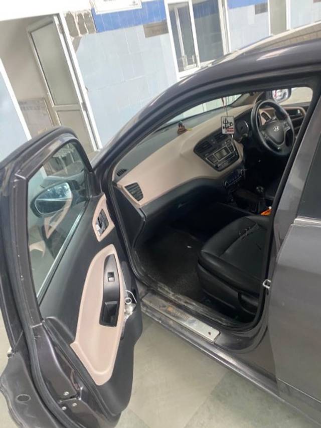 https://images10.gaadi.com/usedgaadi-sellcar/UsedCar/f53b84a5a/43cd851b-96a5-4124-aa0c-a8402c99f577.jpeg?imwidth=6401