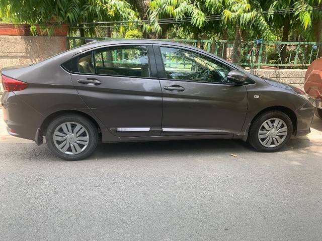 https://images10.gaadi.com/usedgaadi-sellcar/UsedCar/f53ba073a/5853b2ba-6d6d-45df-ae37-aafcfb97eee5.jpeg?imwidth=6401