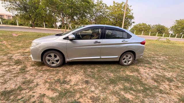 https://images10.gaadi.com/usedgaadi-sellcar/UsedCar/f53da5a8a/71fb2966-c67e-42b2-9eaa-6655a525e1b5.jpeg?imwidth=6400
