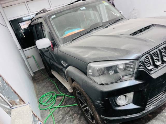 https://images10.gaadi.com/usedgaadi-sellcar/UsedCar/f53ee008a/cc6881fb-cd1e-4f28-9529-6d4c2c764297.jpeg?imwidth=6400