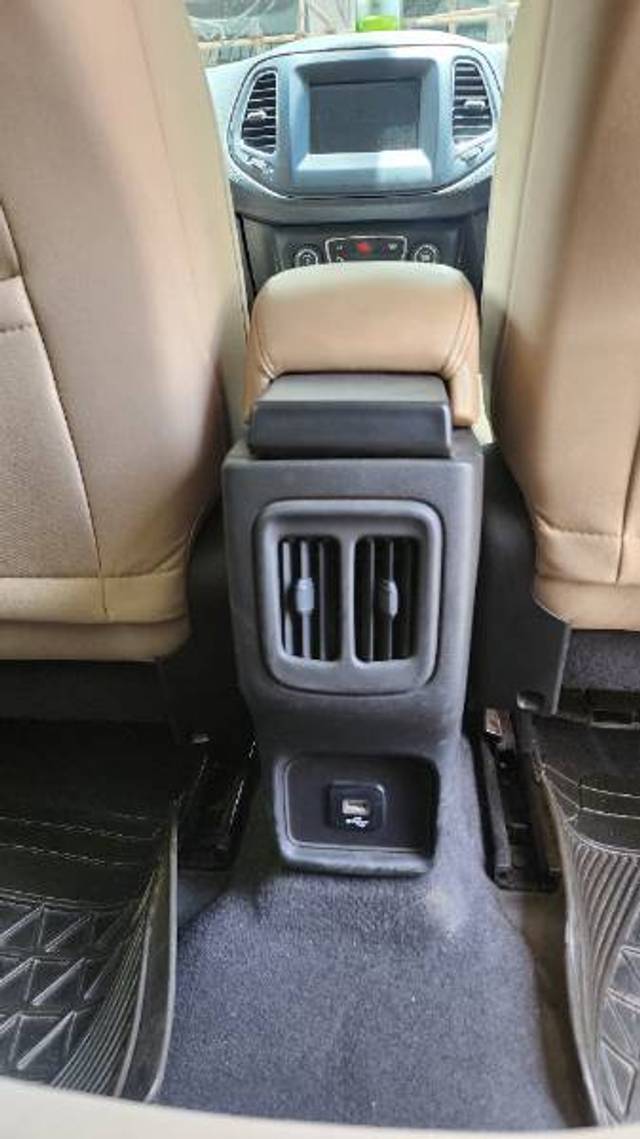 https://images10.gaadi.com/usedgaadi-sellcar/UsedCar/f53f151ea/cfc9f73b-cbf7-4b1f-a3d5-8a512ca3de84.jpg?imwidth=6402