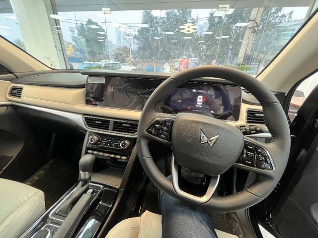 https://images10.gaadi.com/usedgaadi-sellcar/UsedCar/f542baf0a/435998f1-92f3-4c5c-8a3e-59926ef9cd09.jpeg?imwidth=6401