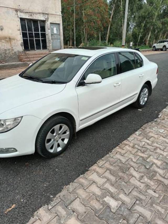 https://images10.gaadi.com/usedgaadi-sellcar/UsedCar/f54387f4a/1f9ef3f3-6282-466a-afef-a70850633d56.jpg?imwidth=6400