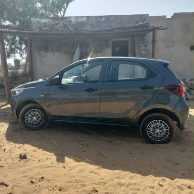 https://images10.gaadi.com/usedgaadi-sellcar/UsedCar/f545859aa/8b93deed-63ef-4374-90df-b18140ba12fd.jpeg?imwidth=6400