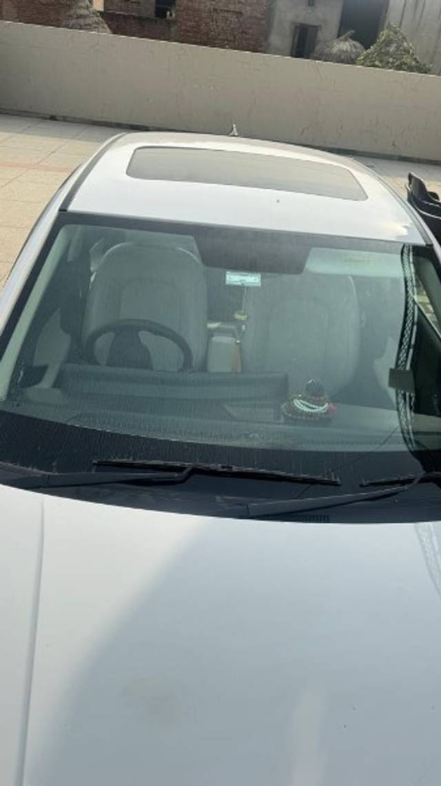 https://images10.gaadi.com/usedgaadi-sellcar/UsedCar/f546468ba/0572ce9b-2af6-435e-ac47-3e84b99ea445.jpeg?imwidth=6402