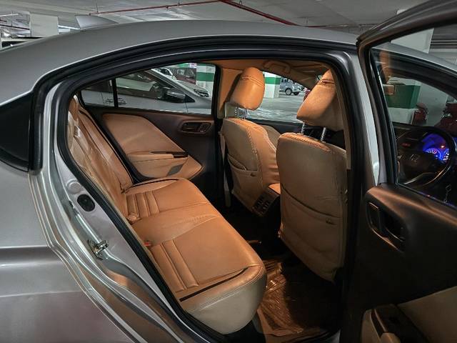 https://images10.gaadi.com/usedgaadi-sellcar/UsedCar/f54670dda/4b539c79-1c72-4b20-b3c5-79fdb75356f8.jpeg?imwidth=6401