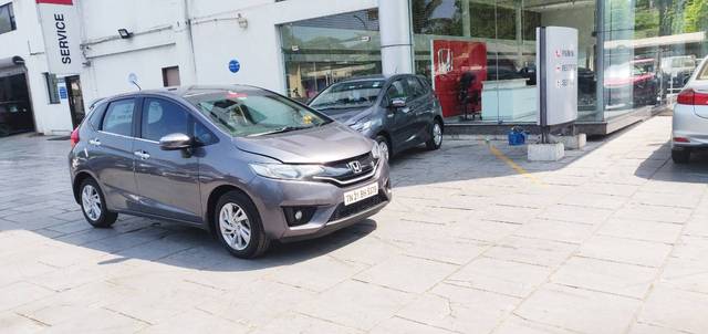 https://images10.gaadi.com/usedgaadi-sellcar/UsedCar/f547b8eda/8b01a179-ea9e-4ba8-b235-bc4818195914.jpg?imwidth=6400