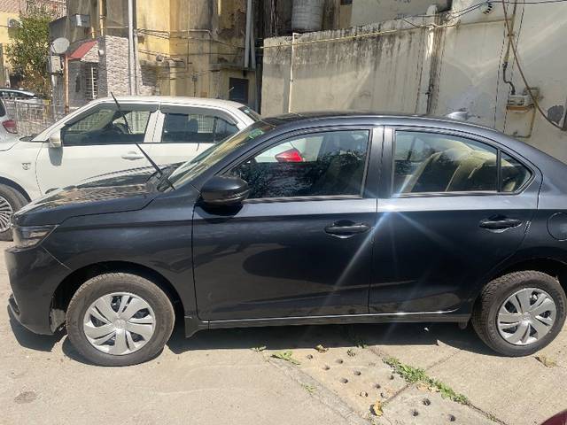 https://images10.gaadi.com/usedgaadi-sellcar/UsedCar/f547bd40a/87fe6e26-d8e6-43ec-85ba-c1da1d2aafb5.jpeg?imwidth=6400