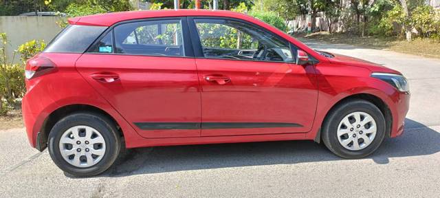 https://images10.gaadi.com/usedgaadi-sellcar/UsedCar/f5486968a/b2cdbad8-e0b9-4882-a46d-ce3612d38e4b.jpg?imwidth=6401