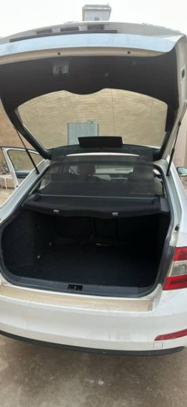 https://images10.gaadi.com/usedgaadi-sellcar/UsedCar/f548dda6a/76547970-0646-4fda-850e-4d5c6af601dc.jpg?imwidth=6402