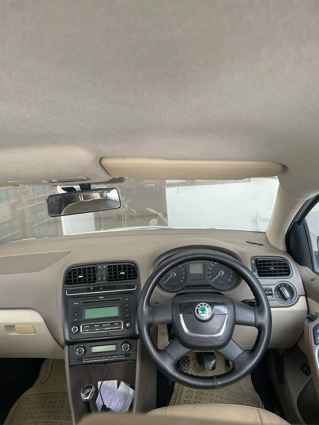 https://images10.gaadi.com/usedgaadi-sellcar/UsedCar/f54b1a29a/645436c2-ab00-47ef-ae32-6f51058c858a.jpeg?imwidth=6401