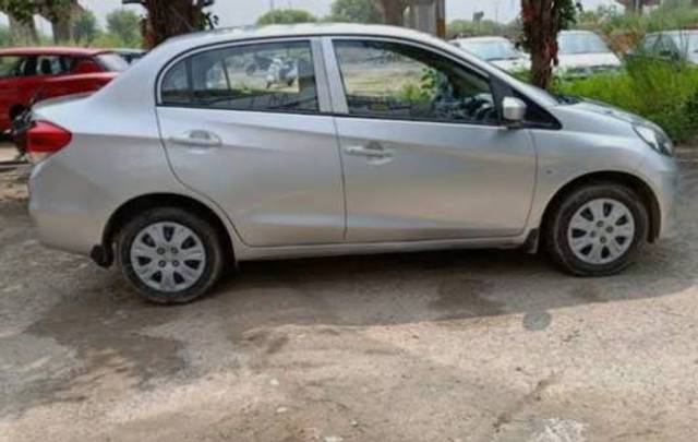 https://images10.gaadi.com/usedgaadi-sellcar/UsedCar/f54cd218a/1dda1567-bc85-4a15-9745-9bb5f41ae471.jpg?imwidth=6400